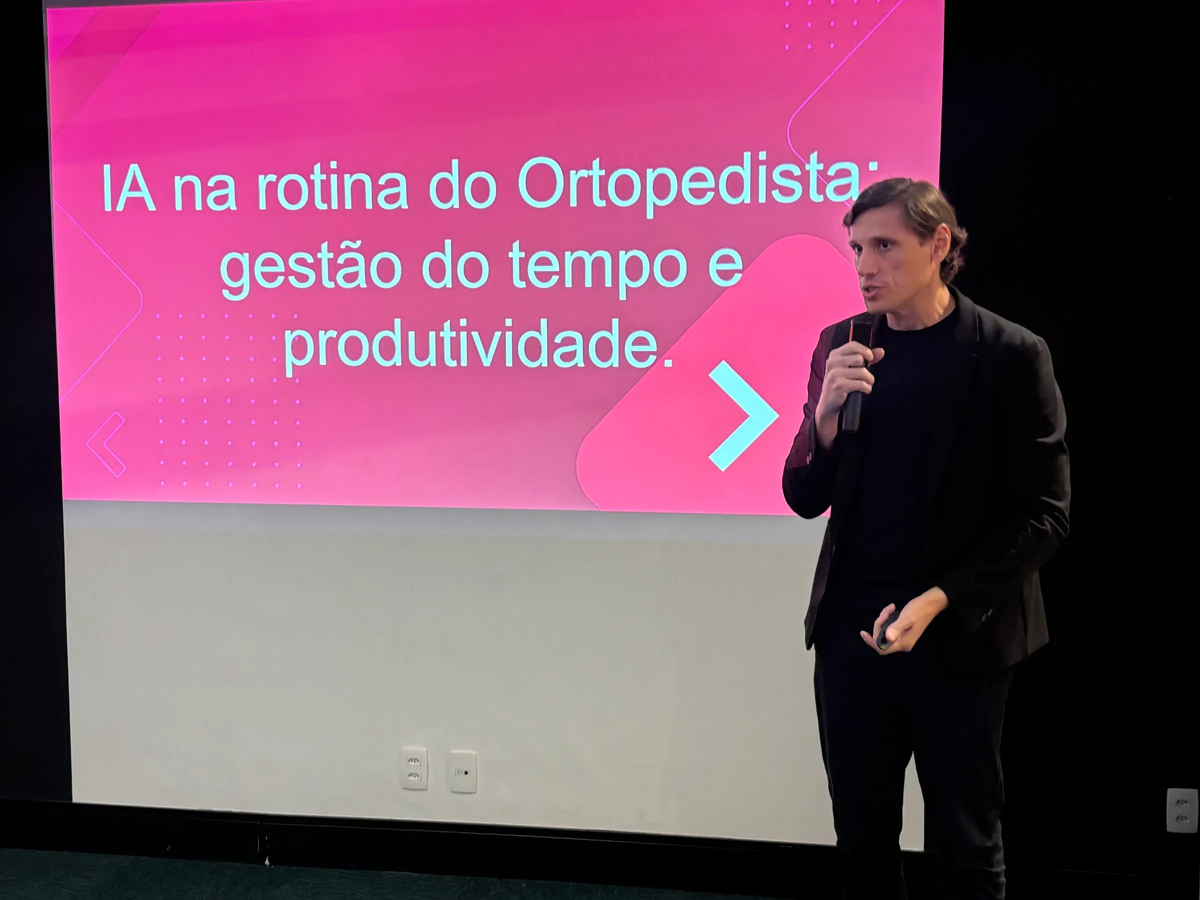 Daniel Monteiro palestrando sobre IA na rotina do ortopedista