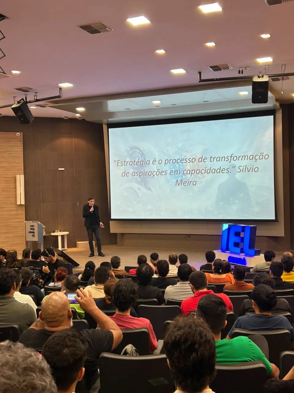 Daniel Monteiro palestrando para auditório lotado no IEL/FIEC